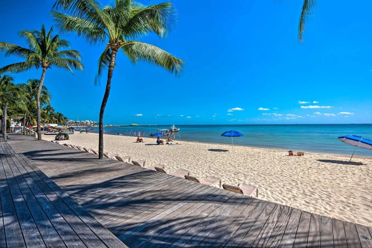 Playa Del Carmen Beachfront Condo With Pool Access! Appartamento Playa del Carmen