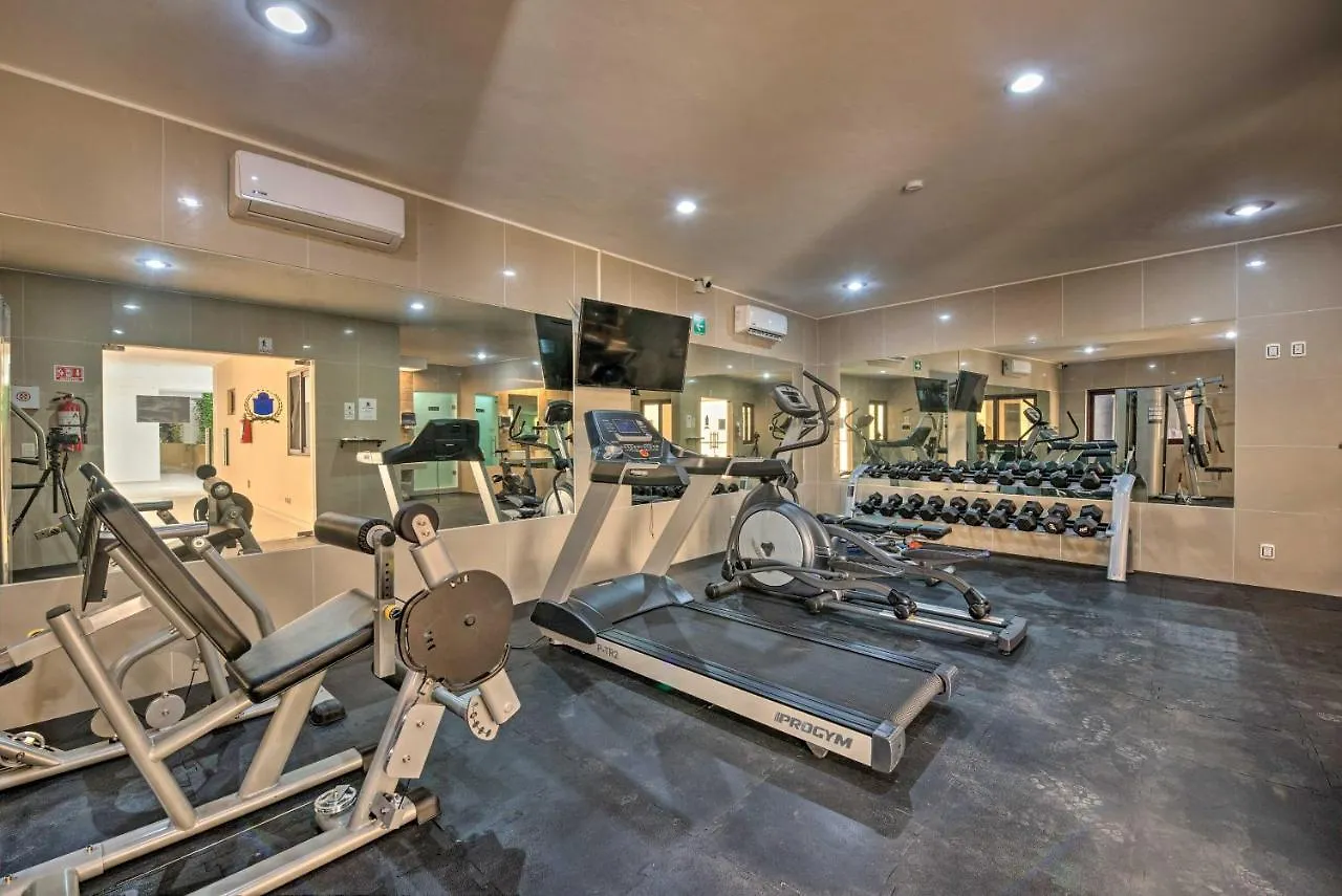 Playa Del Carmen Beachfront Condo With Pool Access! Messico